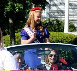 Miss Poppy - Allison Beckwith- waves to the crowd.